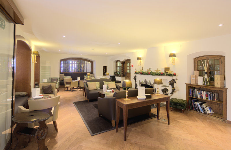 Le Petit Cervin Hotel Zermatt Restaurant foto The lounge at the airport